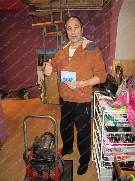 Дмитрий Соколов держит наш договор